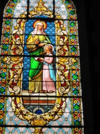 Un vitrail représente sainte Anne et la Sainte Vierge.