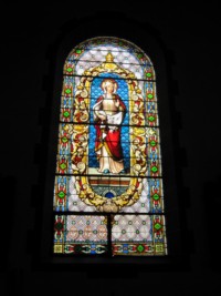 Un vitrail représente sainte Elisabeth de Hongrie.