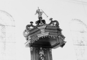 L'abat-voix est surmonté d'un ange musicien (photographie du service régional de l'inventaire de Lorraine).