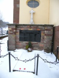 Le monument aux morts de la commune est adossé au mur de l'église, à gauche de l'entrée.