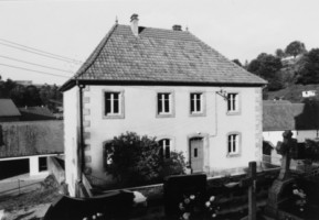 Le presbytère, au pied de l'église, est construit au XVIIIe siècle, exhaussé au XIXe siècle et restauré après la dernière guerre (photographie du service régionalde l'inventaire de Lorraine).