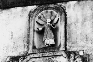 Une statuette de saint Laurent était située dans la niche au-dessus du portail de l'église de Lengelsheim. Datant du XVIIIe siècle, elle a été dérobée en 1982 (photographie du service régional de l'inventaire de Lorraine).