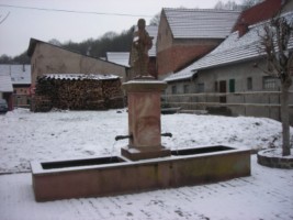 La fontaine Saint-Laurent de Lengelsheim, où la statue du saint patron de la paroisse remplace désormais celle de saint Jean-Baptiste.