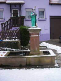 La fontaine Saint-Wendelin se situe dans la rue de la fontaine à Lengelsheim.
