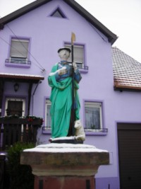 La statue du saint protecteur des troupeaux est peinte en polychromie.
