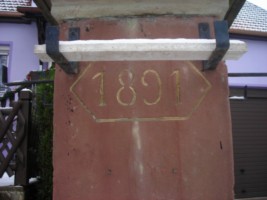 La fontaine Saint-Wendelin est érigée en 1891, date portée.