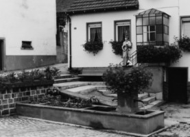 La fontaine Saint-Wendelin se situe dans la rue de la fontaine (photographie du service régional de l'inventaire de Lorraine).