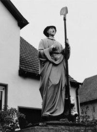 La statue de saint Wendelin domine la fontaine du même nom (photographie du service régional de l'inventaire de Lorraine).