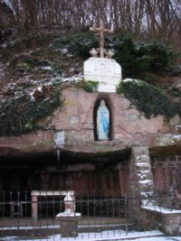 La réplique de la grotte de Massabielle est creusée dans un rocher de grès rose.