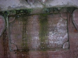 Diverses inscriptions en allemand sont situées dans la grotte.
