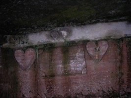 Diverses inscriptions en allemand sont situées dans la grotte.