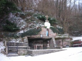 La grotte de Lourdes en hiver.