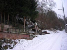 La grotte de Lourdes est érigée en bordure de la rue de la grotte, surplombant le village de Lengelsheim.