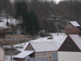 On reconnaît la grotte de Lourdes ainsi que calvaire qui lui fait face, depuis l'église Saint-Laurent de Lengelsheim.