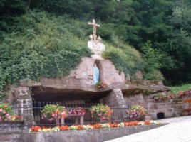 Une belle réplique de la grotte de Lourdes est érigée en bordure de la rue de la grotte (photographie de la communauté de paroisses de Rohrbach).