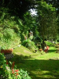 Depuis les dernières maisons du village, avant la montée vers Volmunster, un très beau chemin fleuri permet de rejoindre la grotte Notre-Dame.