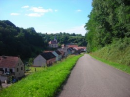 Vue du village de Lengelsheim et de l'église Saint-Laurent.