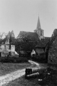 Le quartier de l'église en 1941, depuis le haut du village : au fond à gauche, la maison d'Édouard Marx dite " Schlatters Hus " ; à droite, pignon de la maison de Joseph Behr ; au fond à droite, la maison de Marx Zimmermann (photographie de M. Schaeffer).