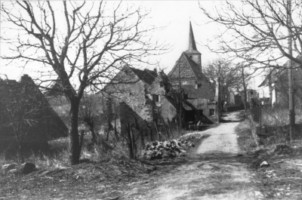 L'entrée du village et la rue de l'église en 1941 (photographie de M. Schaeffer).