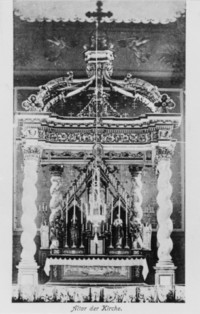 Le maître-autel de l'église de la Très Sainte-Trinité de Loutzviller avant 1918 : la statue de Dieu le Père domine le maître-autel.
