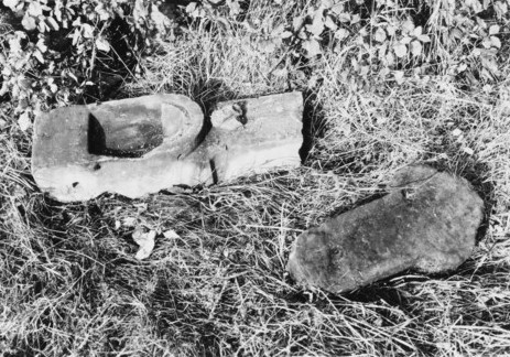 Les vestiges de la croix du chemin d'Eschviller (photographie du service régional de l'inventaire de Lorraine).