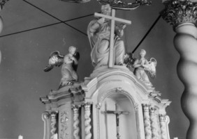Une statue de Dieu le Père domine l'ensemble du maître-autel. Réalisée par le sculpteur Guldner vers 1810, elle est entourée de deux anges agenouillés (photographie du service régional de l'inventaire de Lorraine).