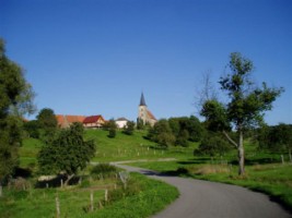 L'église et le village de Loutzviller.