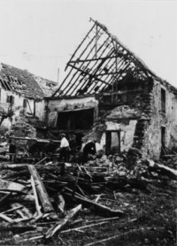 Reconstruction d'une maison en 1940-1941 (photographie du Service régional de l'inventaire de Lorraine).