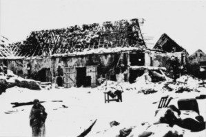 Les ruines de la ferme Kremer en 1945 (photographie du Service régional de l'inventaire de Lorraine).