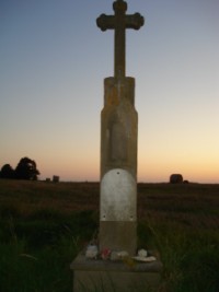 Une croix de chemin est érigée, avec un fût particulièrement étroit.