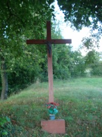 Une croix de chemin est élevée à la jonction des rues des prés et Bellevue.