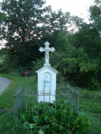 Une croix de chemin est située rue de l'Europe.