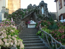 Une grotte de Lourdes avec autel est érigée entre l'église Saint-Maurice d'Obergailbach et le presbytère.