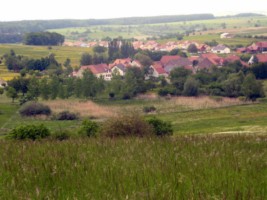 Le village d'Ormersviller et au premier plan les marais du Rohre.