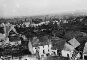 Le bas du village en 1945-1946 : à l'arrière-plan, la rue principale, aujourd'hui Grande Rue.