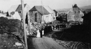 Le carrefour rue principale (aujourd'hui Grande Rue) - rue de la montagne en 1946-1947.