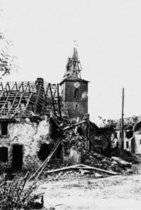 La rue de l'église et le clocher en 1945 (d'après un album de photographies Pierron, conservé aux archives municipales de Sarreguemines).