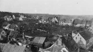 Le haut du village en 1945-1946 : au premier plan, la rue de la mairie et à l'arrière-plan, la rue principale et la rue de la montagne.