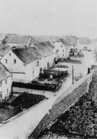 La rue de l'église vue depuis le clocher de l'église Saint-Pierre en 1941-1942 (photographie de Nicolas Gambs).