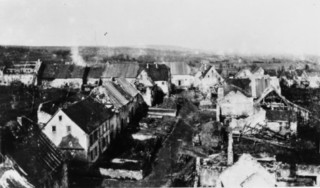 La rue de l'église en 1945-1946, vue depuis le clocher de l'église.