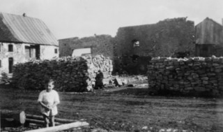 Fermes ruinées de la rue de l'église en 1945.