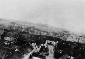 La rue de l'église et la Grande Rue vues depuis le clocher de l'église en 1941-1942 (photographie de Nicolas Gambs).