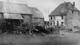 La rue de l'église avec, à droite, le restaurant Krebs en 1945-1946.