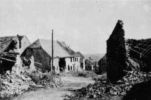 Vue d'une partie du village depuis la rue de la montagne en 1945 (d'après un album de photographies Pierron, conservé aux archives municipales de Sarreguemines).