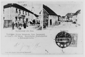 Vues du village de Rimling vers 1910 : l'auberge Léo Haas (57, Grande Rue) à gauche et la rue de la montagne à droite.