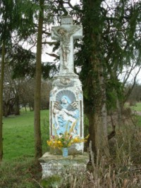Au lieu-dit Imswiese, au sud-est du village de Rimling, une croix monumentale est dresse en 1761 pour les poux Martin et Magdalena Schaeffer. De plan lgrement galb, le ft-stle est creus  la face d'une niche  coquille dans laquelle figure en bas-relief une Vierge de Piti, perce des sept glaives, qui voquent les sept douleurs qu'elle a subies au cours de sa vie.  l'origine de ces deux thmes associs dans la mme sculpture, s'ajoute la prsence de niches superposes sur les faces latrales, dans lesquelles sont figurs saint Pierre et saint Martin, sainte Madeleine et sainte lisabeth, les patrons des donateurs et de leurs proches. Seule une croix situe entre Lambach et Enchenberg, au lieu-dit Wisskritz, prsente cette mme particularit, mais il s'agit dans ce cas des patrons de tous les enfants des commanditaires.