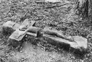 Les fragments du croisillon gisent à terre (photographie du service régional de l'inventaire de Lorraine).