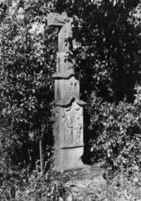 La croix est érigée à cent mètres avant le pont sur la Bickenalbe, vers Volmunster (photographie du service régional de l'inventaire de Lorraine).