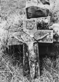 Les fragments du croisillon (photographie du service régional de l'inventaire de Lorraine).