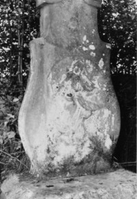 La Vierge du Calvaire est représentée sur la face du fût-stèle (photographie du service régional de l'inventaire de Lorraine).